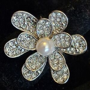 Guess Silvertone Flower Ring with Pearl Center Size 7